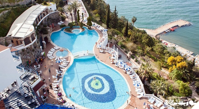 دورنمای زیبای استخر روباز هتل